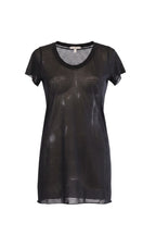 Schwarzes Transparent Rundholz T-Shirt von Labelstorys, mit feinem Stoff und modernem Design, auf einem Model getragen.