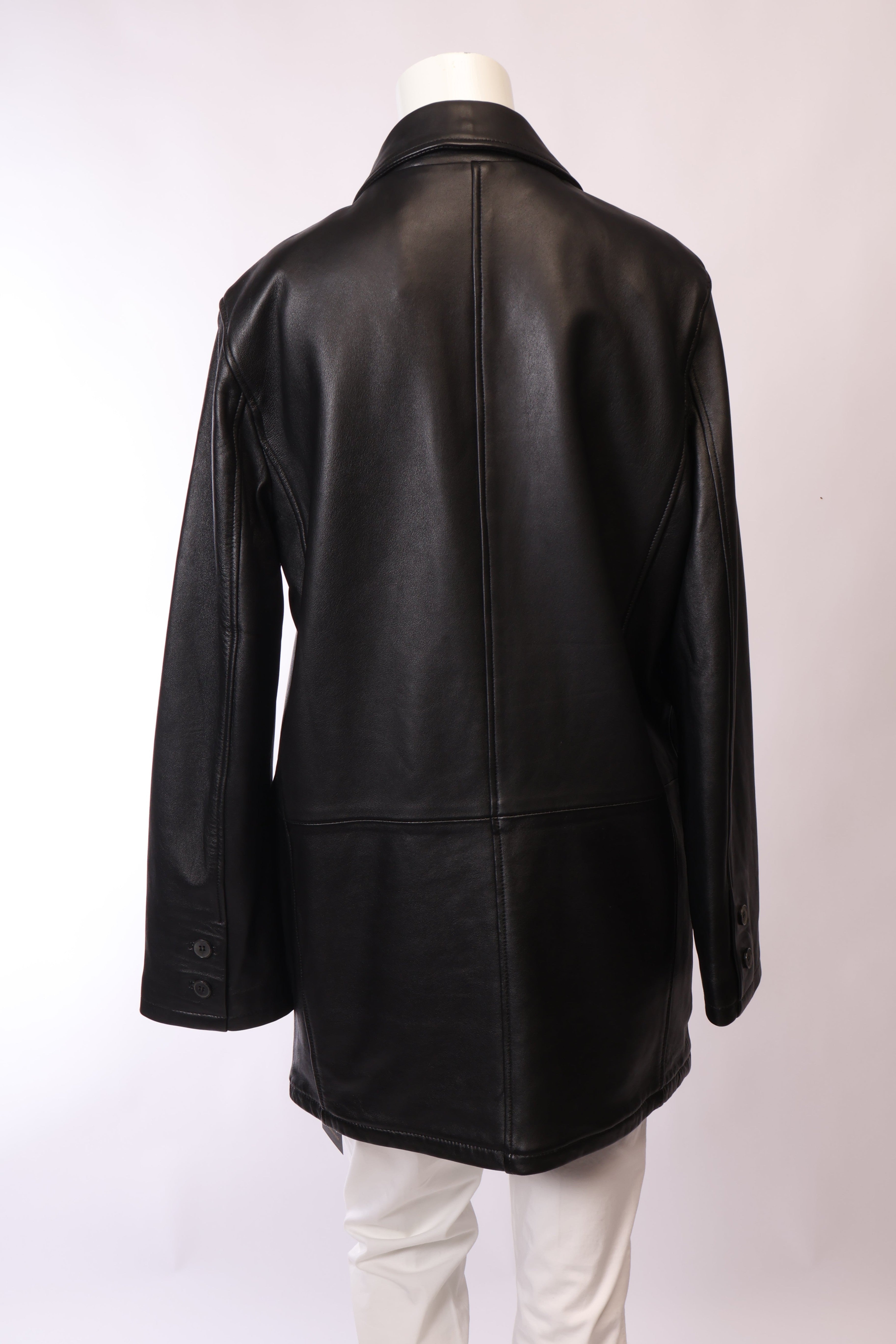 Schwarze Lederjacke von Labelstorys, oversized Schnitt mit Palmen-Details, modisches Design, sichtbarer Stoff und Nähte