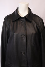 Schwarze Lederjacke von Labelstorys mit oversized Schnitt und Palmen-Design, modischer Streetwear-Look.