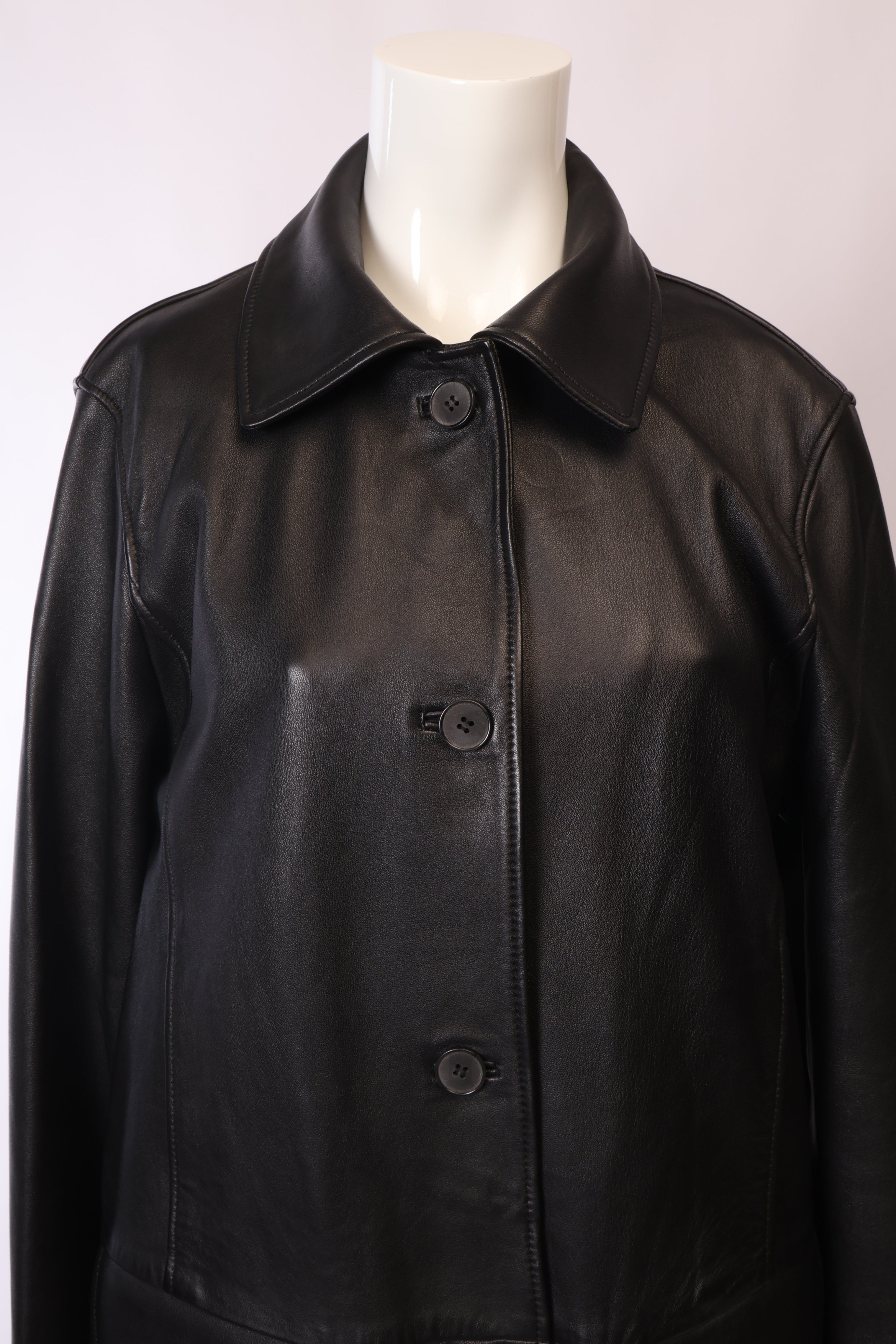 Schwarze Lederjacke von Labelstorys mit oversized Schnitt und Palmen-Design, modischer Streetwear-Look.