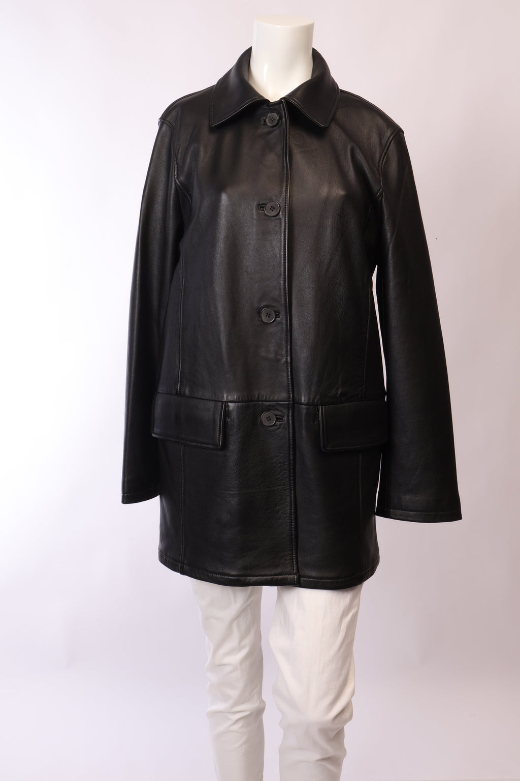 Schwarze Lederjacke im Oversized-Design von Labelstorys mit Palmenmuster, aus hochwertigem Leder gefertigt.