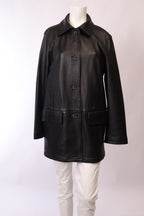 Schwarze Lederjacke im Oversized-Design von Labelstorys mit Palmenmuster, aus hochwertigem Leder gefertigt.