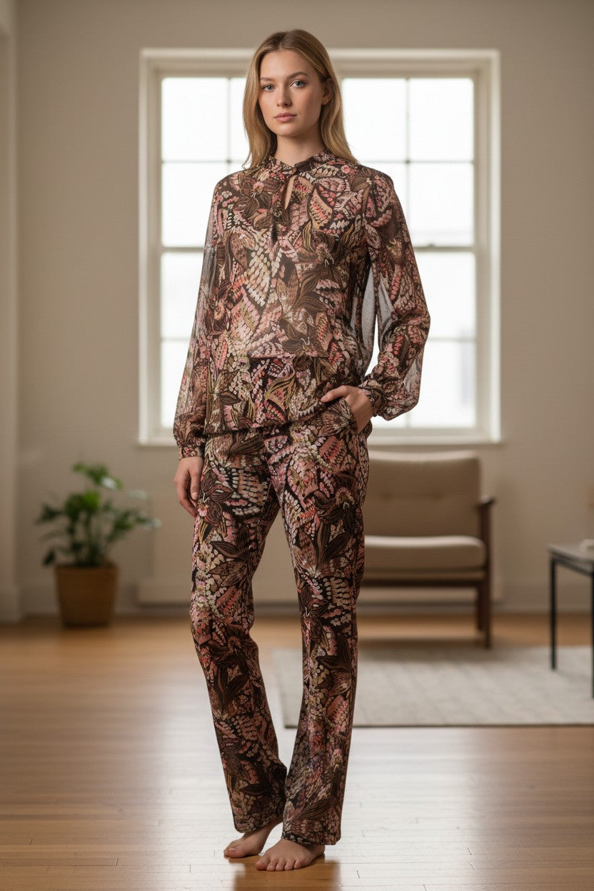 Labelstorys Sem Per Lei Set: leichte, transparente Bluse und Hose mit Blumenmuster in Braun, Rosa und Beige, Größe M.