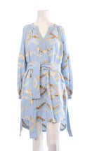 Labelstorys Sommerkleid aus 100% Baumwolle in Hellblau mit gold-weißen Stickereien und Gürtel, Größe S.