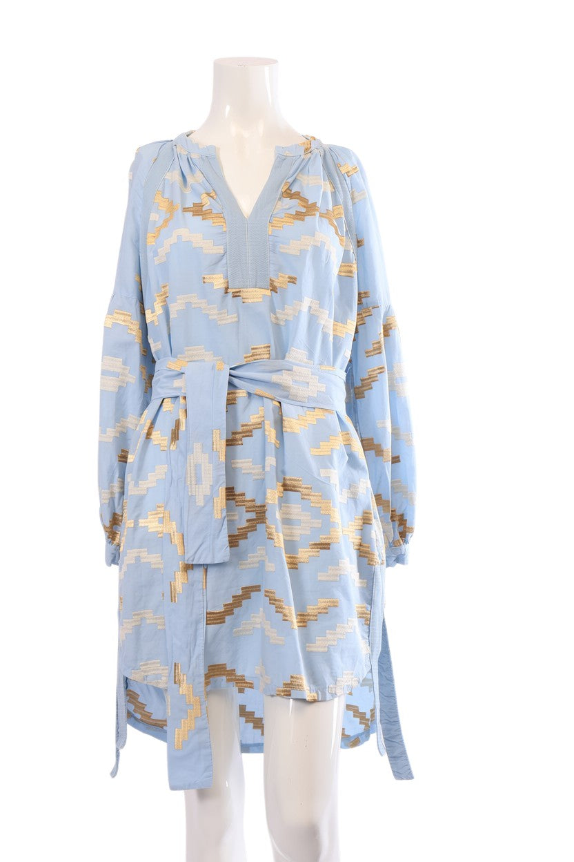 Labelstorys Sommerkleid aus 100% Baumwolle in Hellblau mit gold-weißen Stickereien und Gürtel, Größe S.
