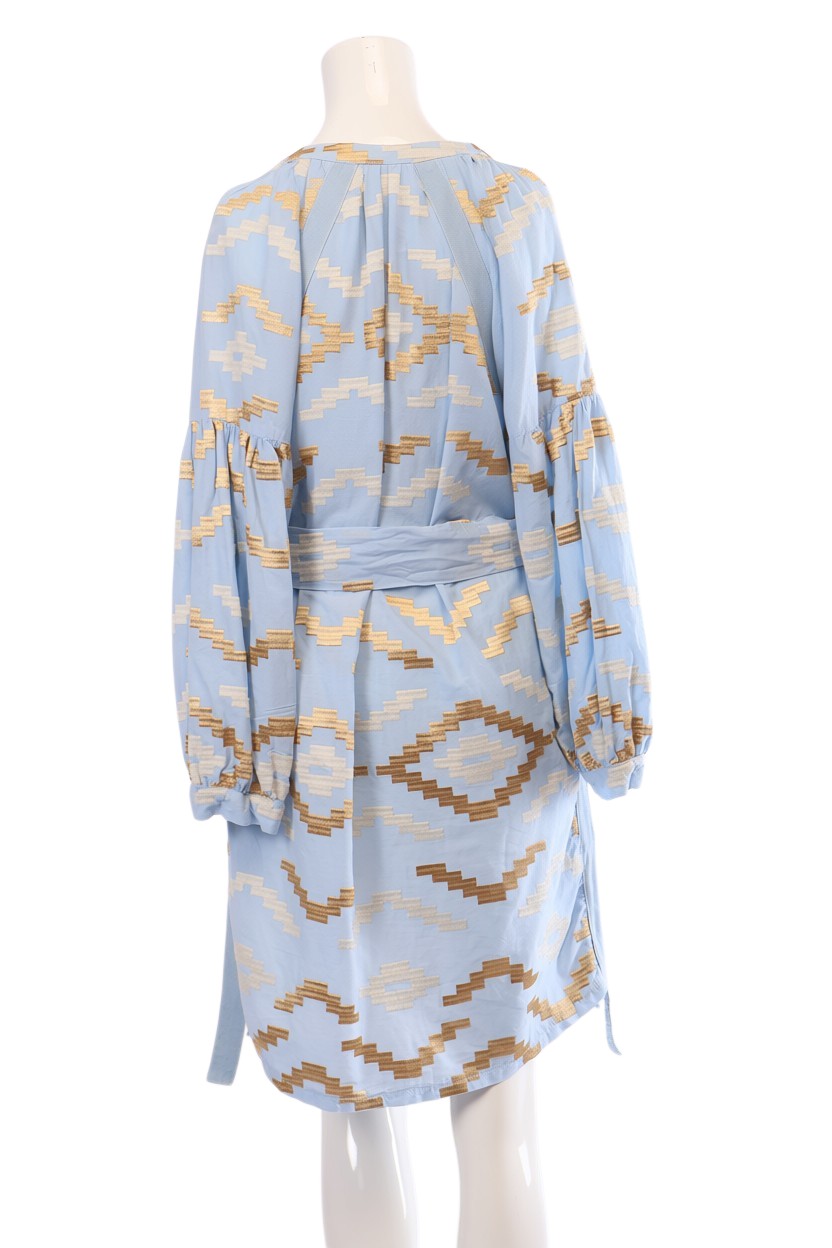 Labelstorys Sommerkleid aus 100% Baumwolle in Hellblau mit goldenen und weißen Stickereien, Größe S.