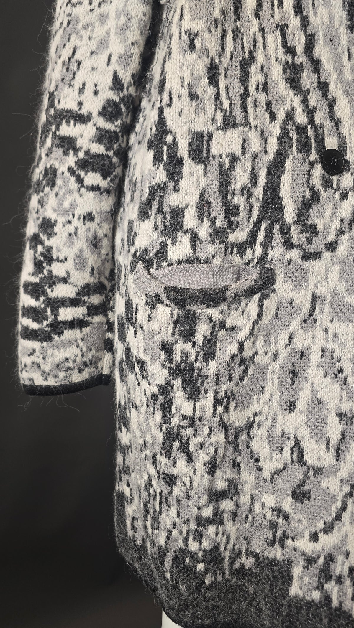 Gemusterte Lala Berlin Strickjacke in Größe S, weiches Material, mit bunten Mustern, stilvoller Damen-Cardigan, Labelstorys.