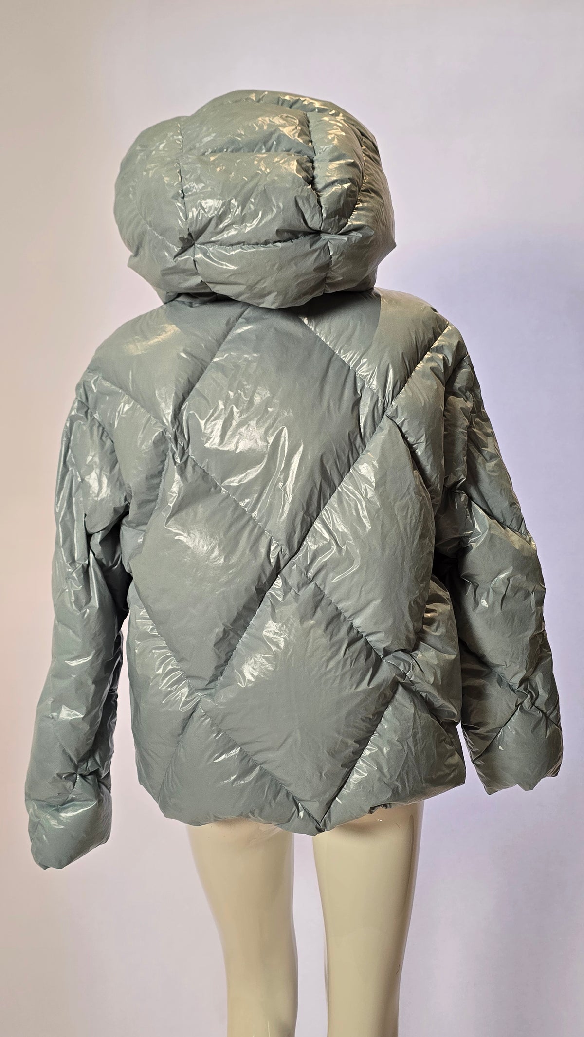 Blaue Jacke von Blauer. USA, Labelstorys, mit Reißverschluss und Kapuze, auf einem weißen Hintergrund.