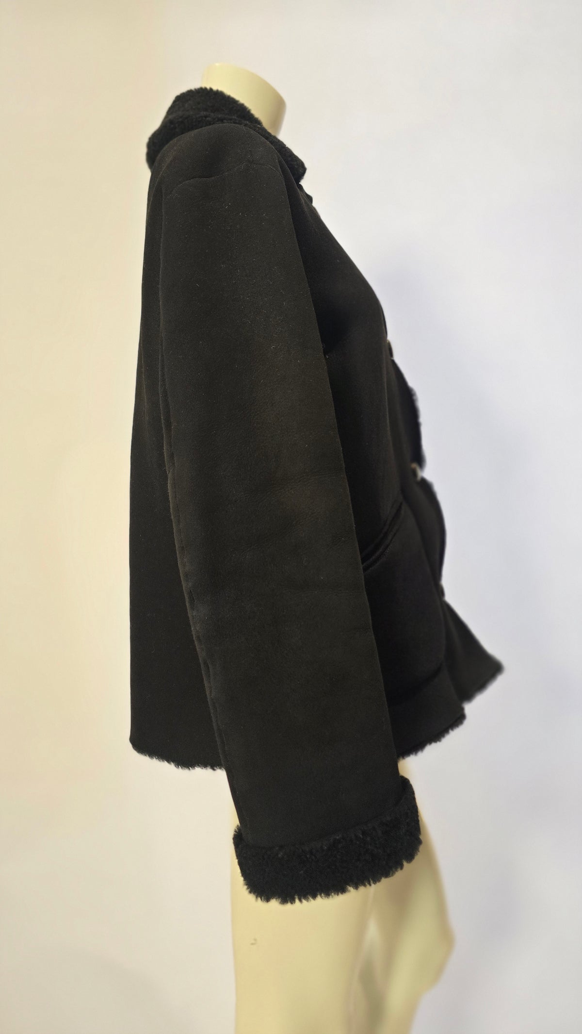 Dunkelbraune Lederjacke von BELSTAFF, stilvoll und robust, mit Reißverschlusstaschen und klassischem Design.
