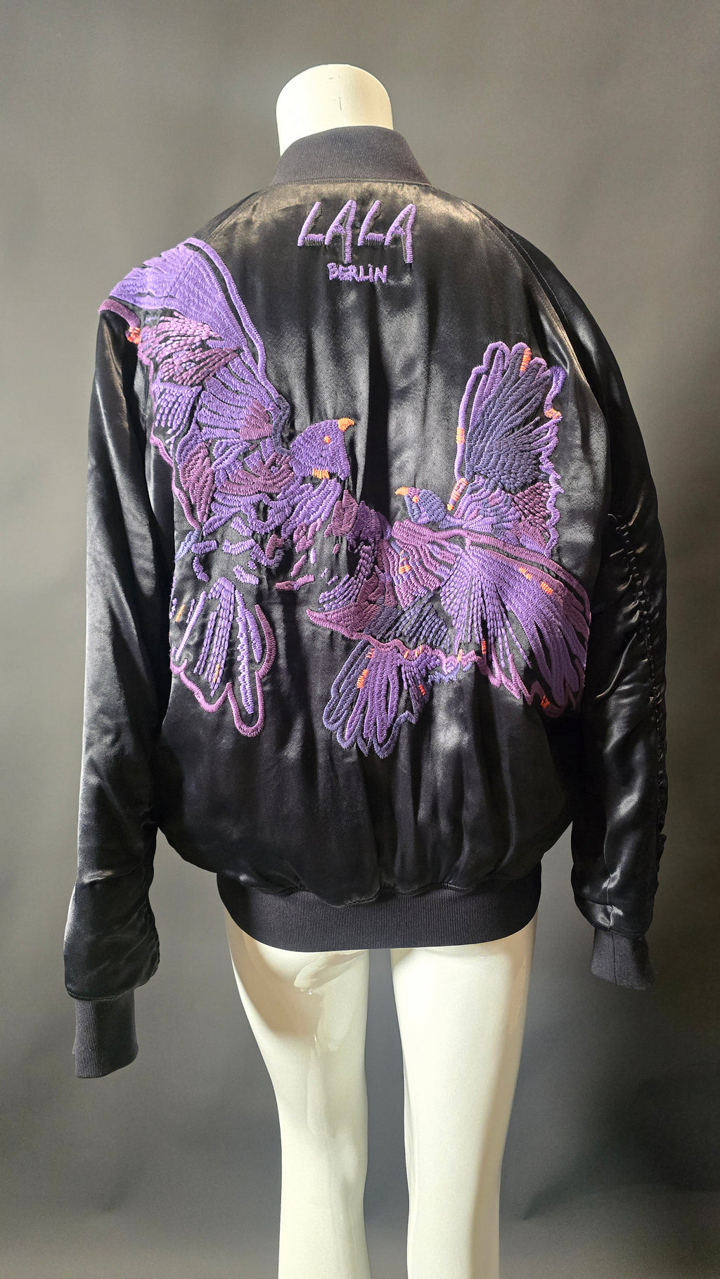 Schwarzer Lala Berlin Blouson mit lila Stickmustern, Gr. XS, aus weichem Stoff, stilvoller Damen-Jacken-Look.