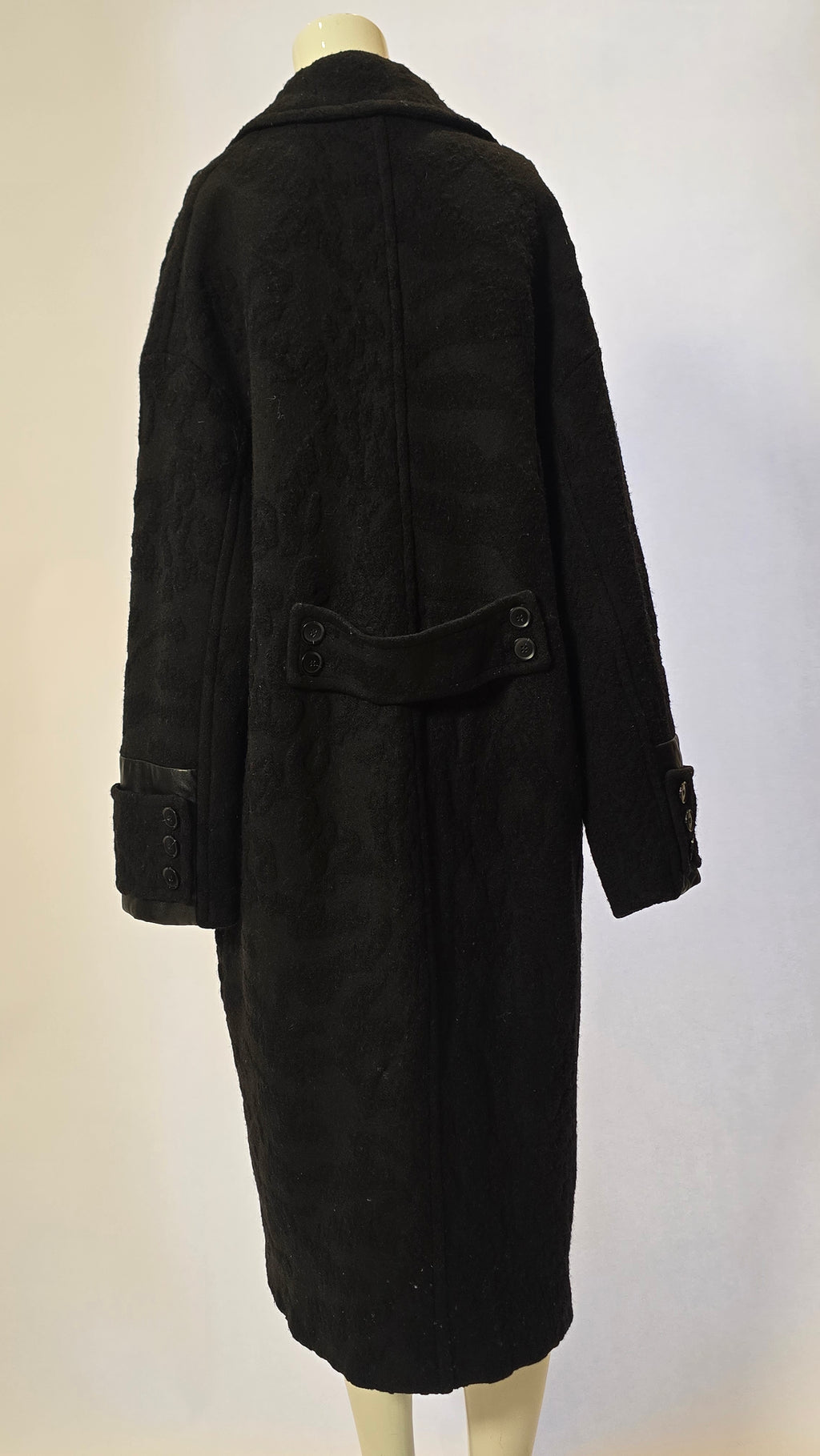 Lala Berlin Damenjacke aus weichem Stoff, schwarz mit modernen Schnittdetails, von Labelstorys, auf einem Model getragen.