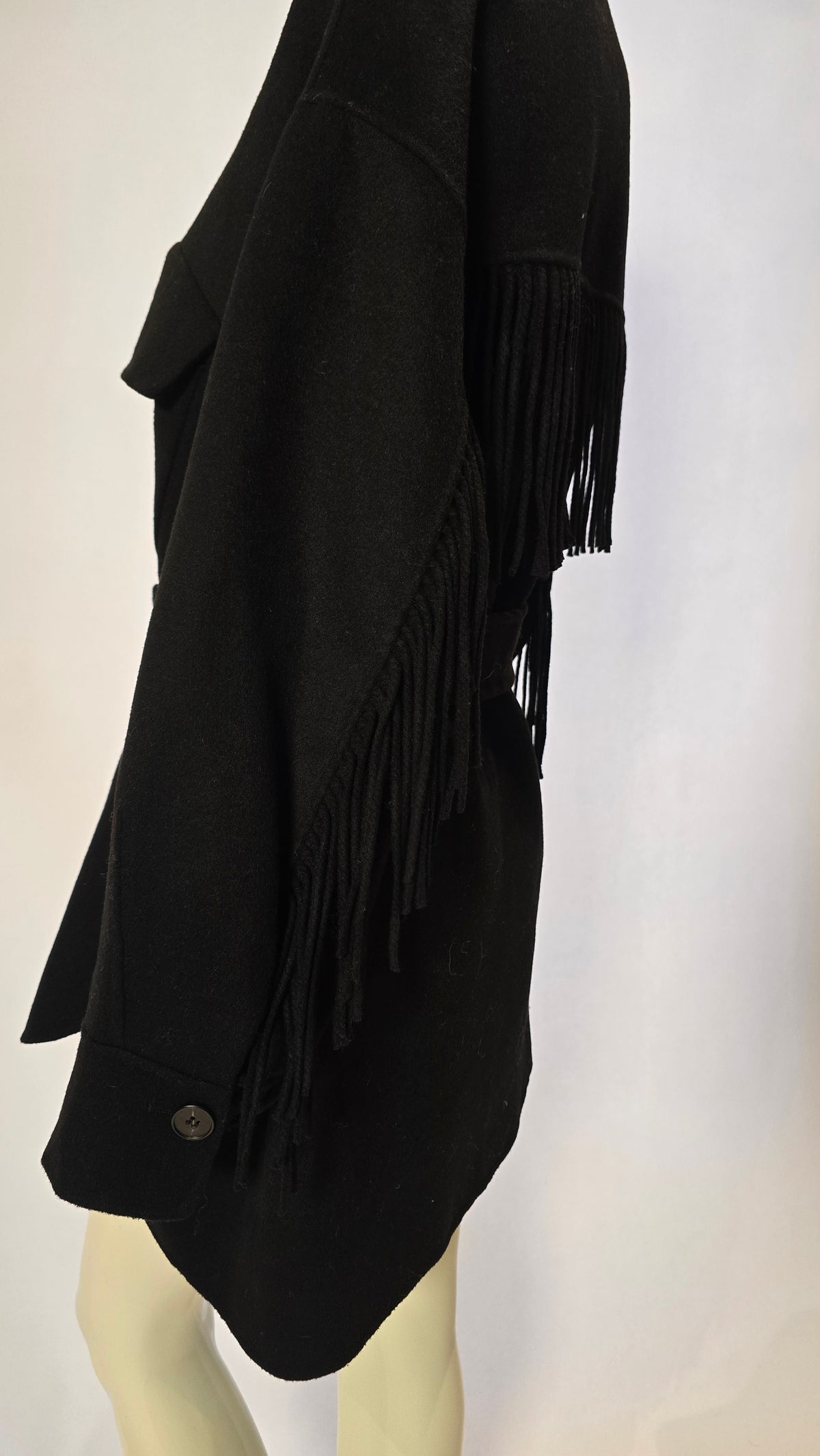 Modischer Maje Damenmantel in Schwarz mit Reißverschluss und seitlichen Taschen, stilvoll und warm für den Winter.