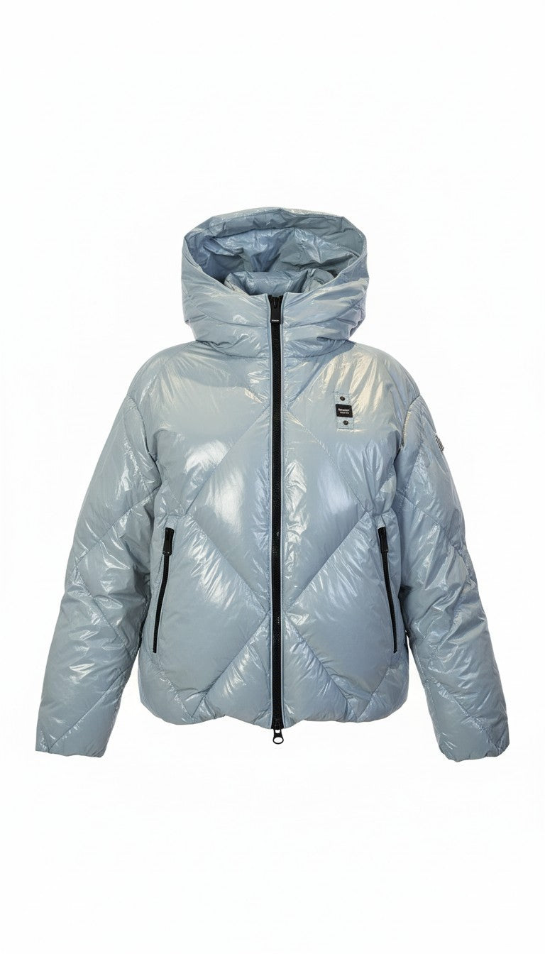 Blaue Blauer USA Jacke von Labelstorys,_detailreiche Nahaufnahme des Obermaterials und Reißverschluss.