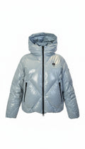 Blaue Blauer USA Jacke von Labelstorys,_detailreiche Nahaufnahme des Obermaterials und Reißverschluss.