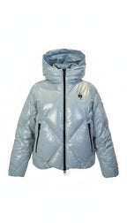 Blaue Blauer USA Jacke von Labelstorys,_detailreiche Nahaufnahme des Obermaterials und Reißverschluss.