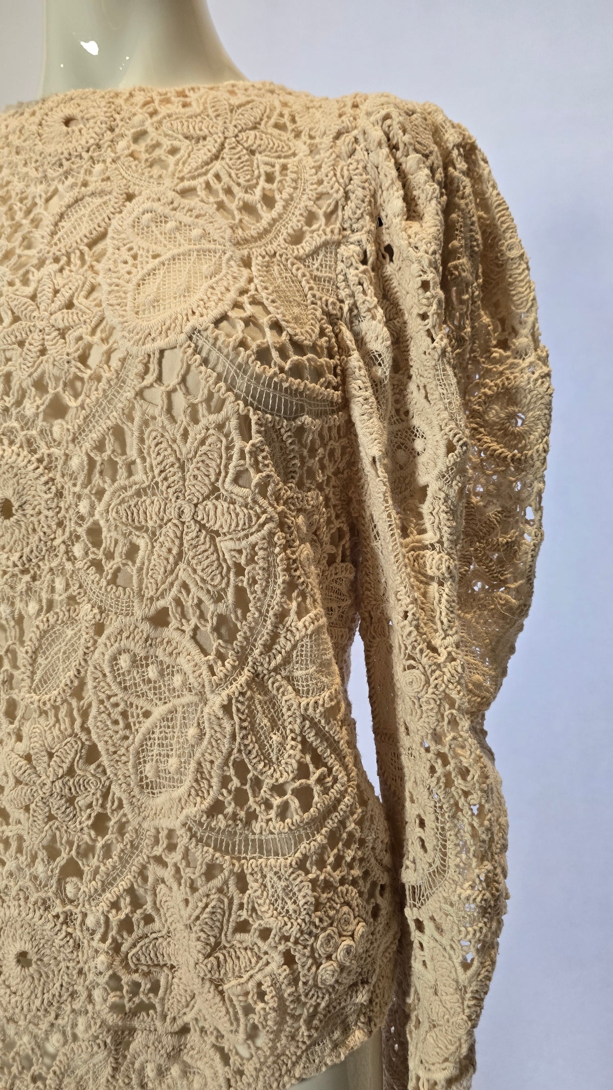 Elegante Magali Pascal Tasche von Labelstorys, aus hochwertigem Leder mit stilvollem Design, auf einem weißen Hintergrund fotografiert.