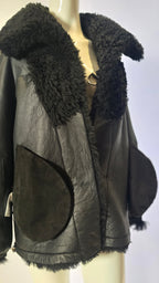 Elegante Iro Paris Jacke von Labelstorys, schwarzes Design mit modernen Details, auf einem Kleiderbügel hängend.
