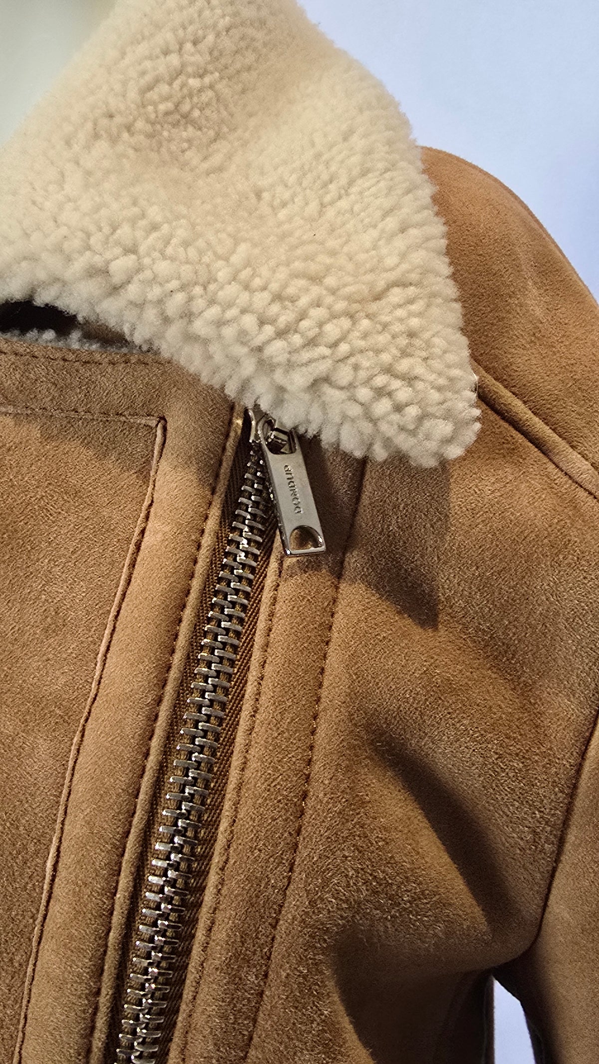 Dunkelblaue Dondup Jeans von Labelstorys, Detailansicht der Stoffstruktur und Nähte, modisches Damen- oder Herrengewand