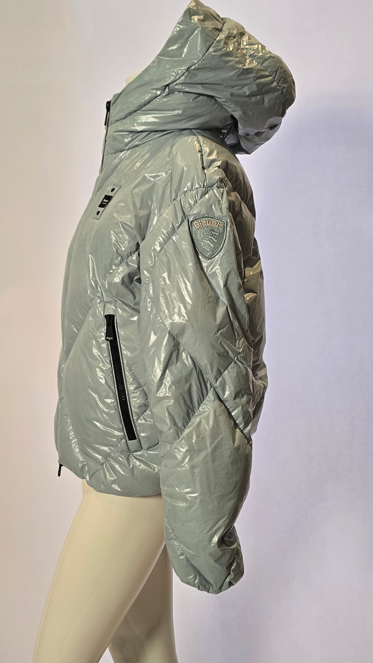 Blaue Jacke von Blauer. USA, Labelstorys, mit Kapuze und Reißverschluss, modischer Look, detailreiche Nähte und Taschen sichtbar
