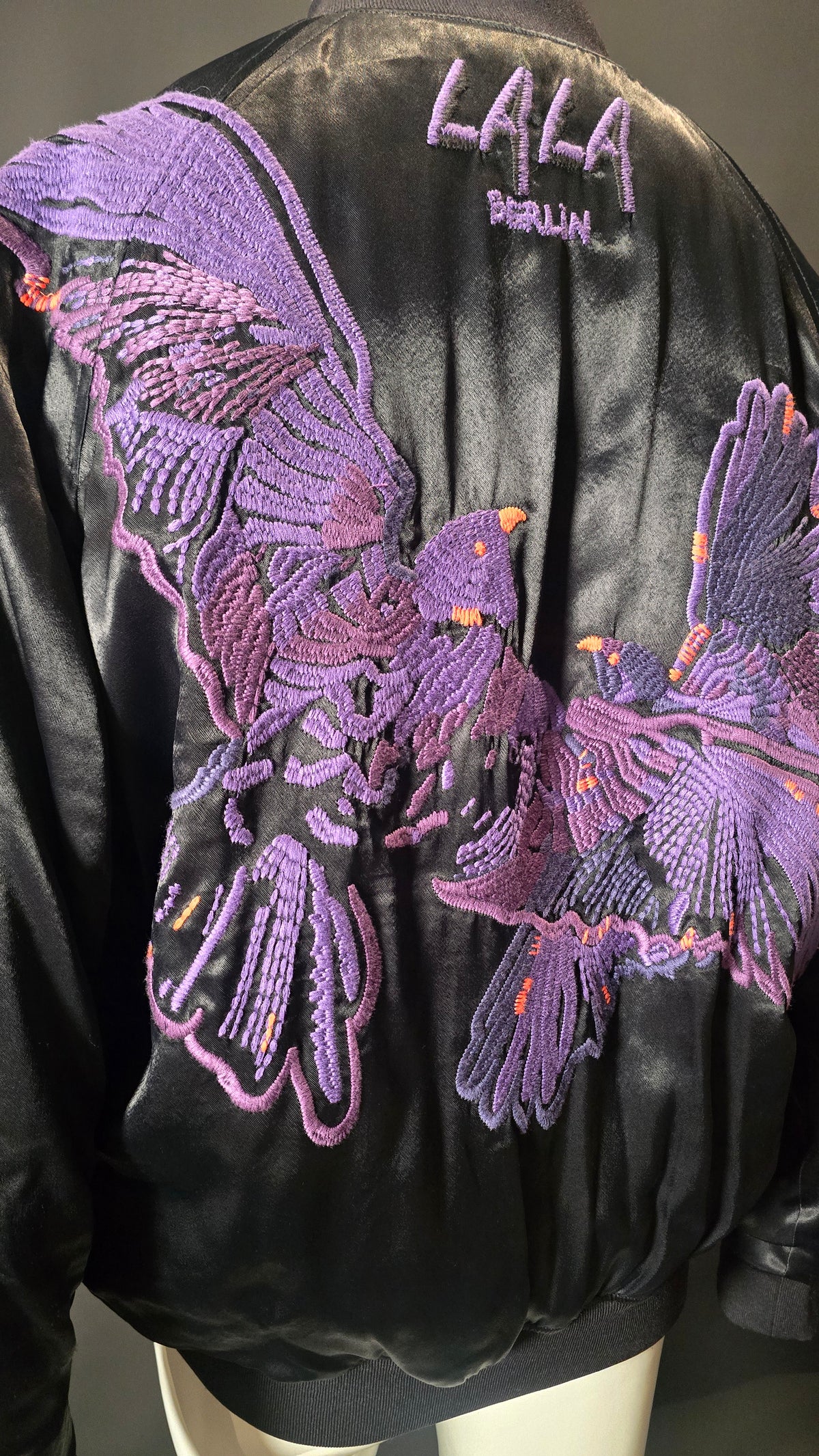 Schwarzer Lala Berlin Blouson mit lila Stickmustern, kurze Jacke in Größe XS, aus weichem Stoff, modischer Damenmantel