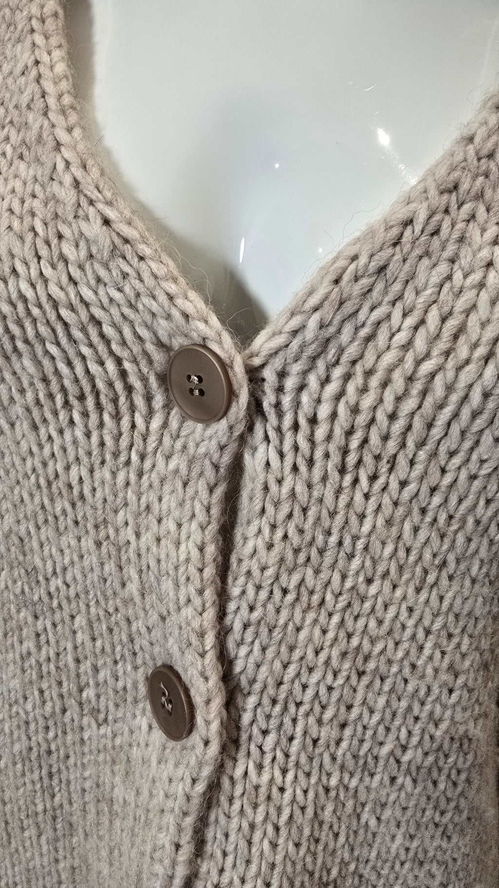 Modischer Dondup Damenblazer in dunkler Farbe, mit Reverskragen und Knöpfen, auf einem Model getragen.