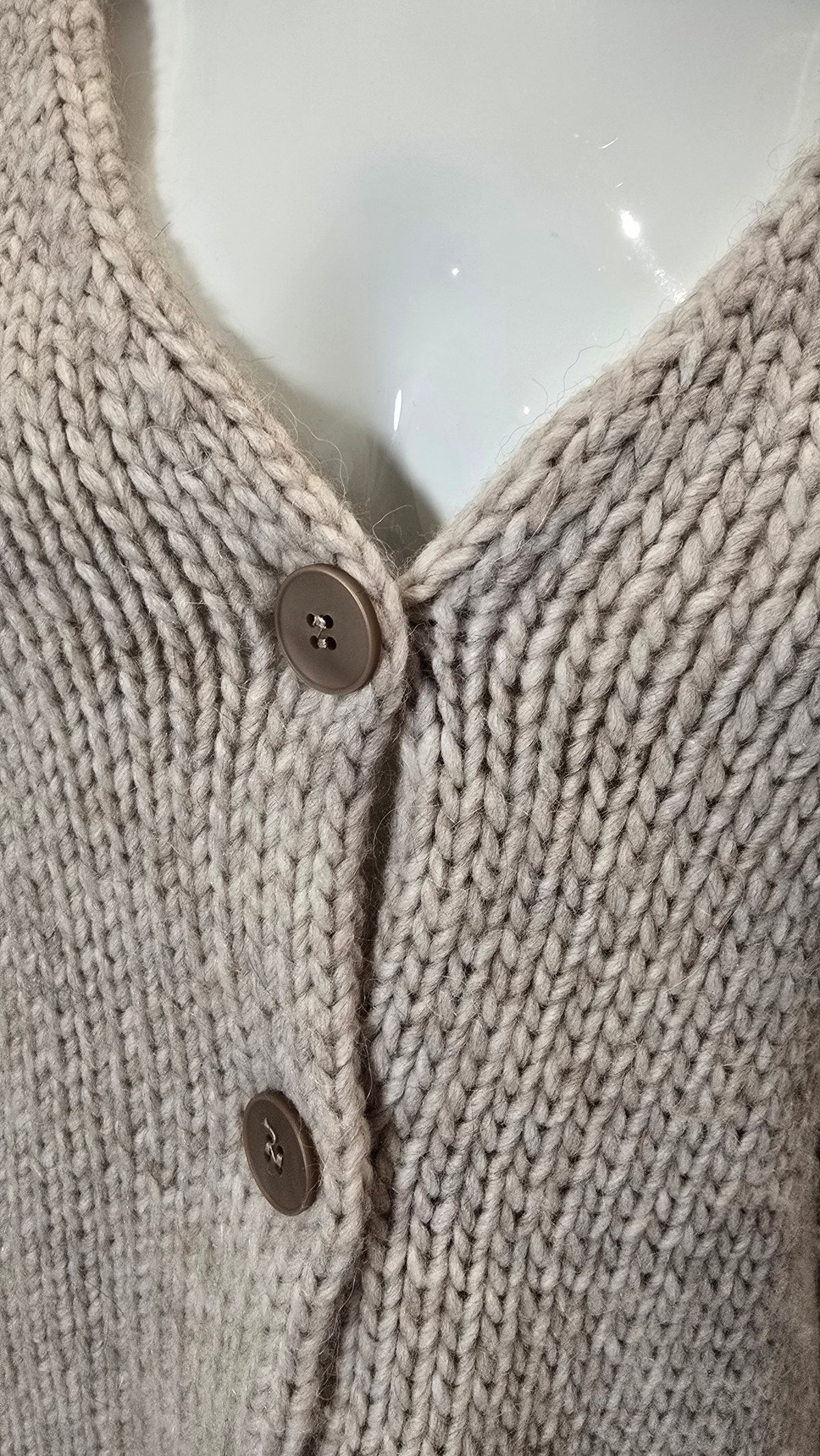 Modischer Dondup Damenblazer in dunkler Farbe, mit Reverskragen und Knöpfen, auf einem Model getragen.