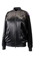 Schwarzer Lala Berlin Blouson mit lila Stickmustern, Gr. XS, modischer Damenblouson aus weichem Material.