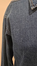 Geschlossene Jacke von Labelstorys, dunkle Farbe, mit Reißverschluss und Kapuze, modisches Design für kalte Tage