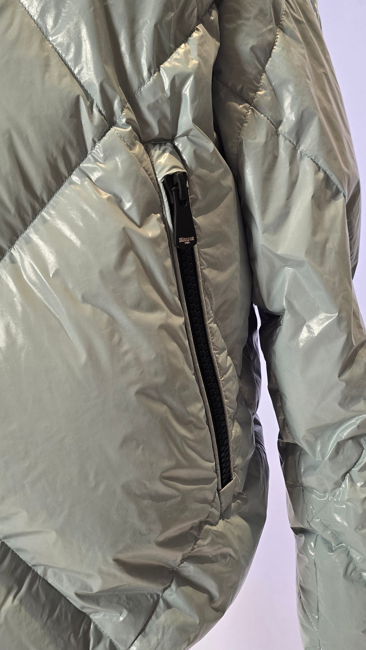 Blaue Jacke von Blauer. USA, Labelstorys, mit Reißverschluss und Kapuze, detailreiche Nähte, modischer Look.