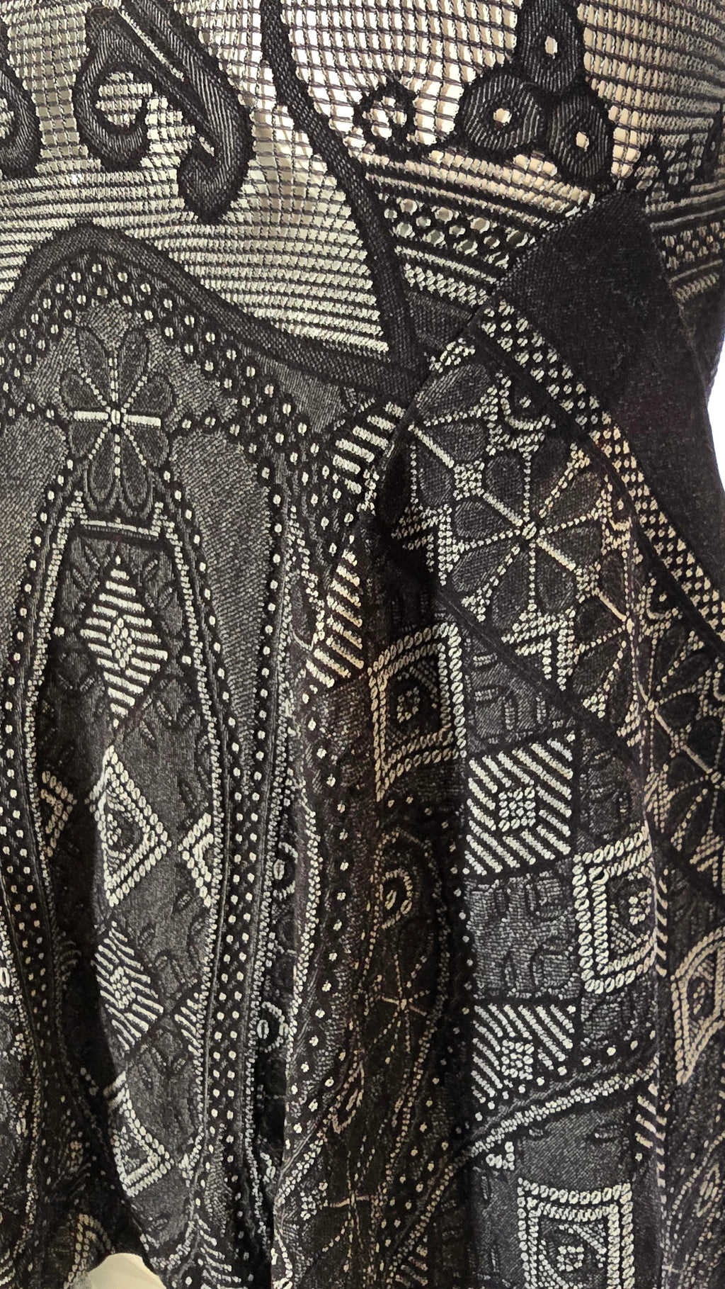 Hochwertiges Labelstorys HIGH Produkt, detailreiche Nahaufnahme mit klaren Linien und modernen Designelementen.