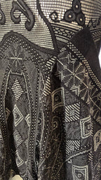 Hochwertiges Labelstorys HIGH Produkt, detailreiche Nahaufnahme mit klaren Linien und modernen Designelementen.