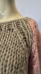 Handgefertigte evyinit Schmuck von Labelstorys, detailreiche handgemachte Gestaltung, Nahaufnahme auf weißen Hintergrund