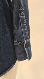 Geschlossene Kleidung von Labelstorys, detailreiche Nahaufnahme des Stoffes und Designs.