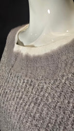 Grauer Luisa Cerano Pullover in Größe S, aus weichem Material, zeigt den engen Rundhalsausschnitt und lange Ärmel.