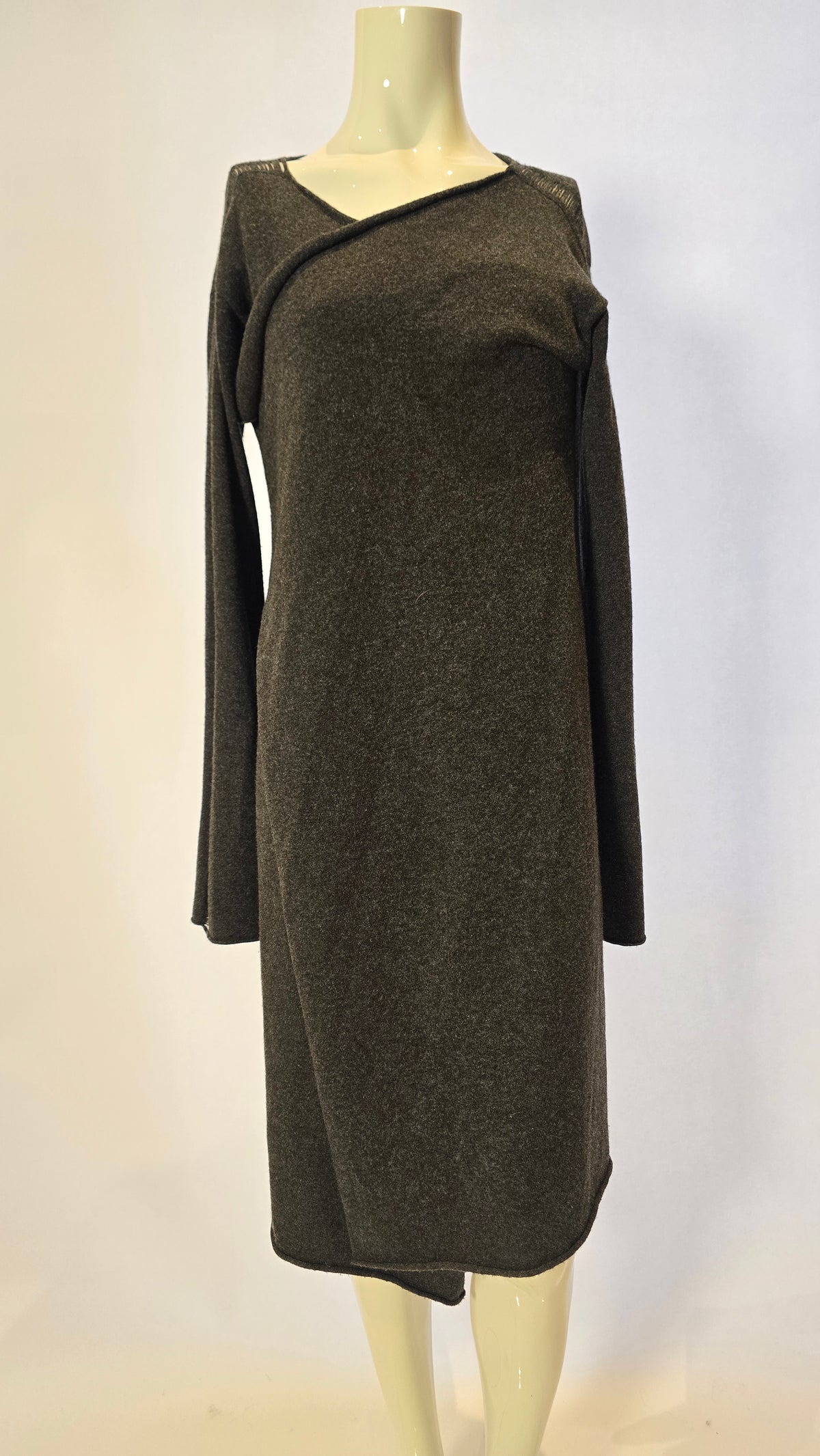 Feiner Kantenstoff von Labelstorys, Detailansicht des hochwertigen Stoffes mit schmalen Kanten und feiner Textur.