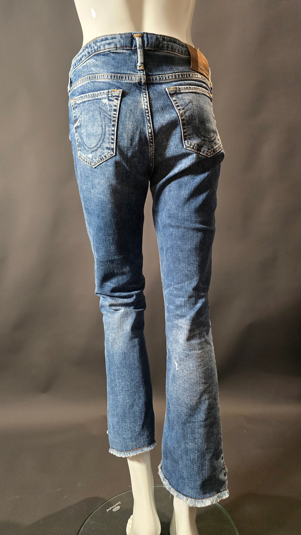 True Religion Kick-Flare-Jeans in washed Denim Blau, Gr. W29, mit hoher Taille und modischem Schnitt, von Labelstorys.