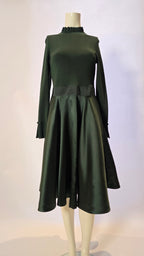 Ted Baker Labelstorys Mode, elegante Damenbluse in weiß mit floralem Muster, Detailansicht des Stoffdesigns.