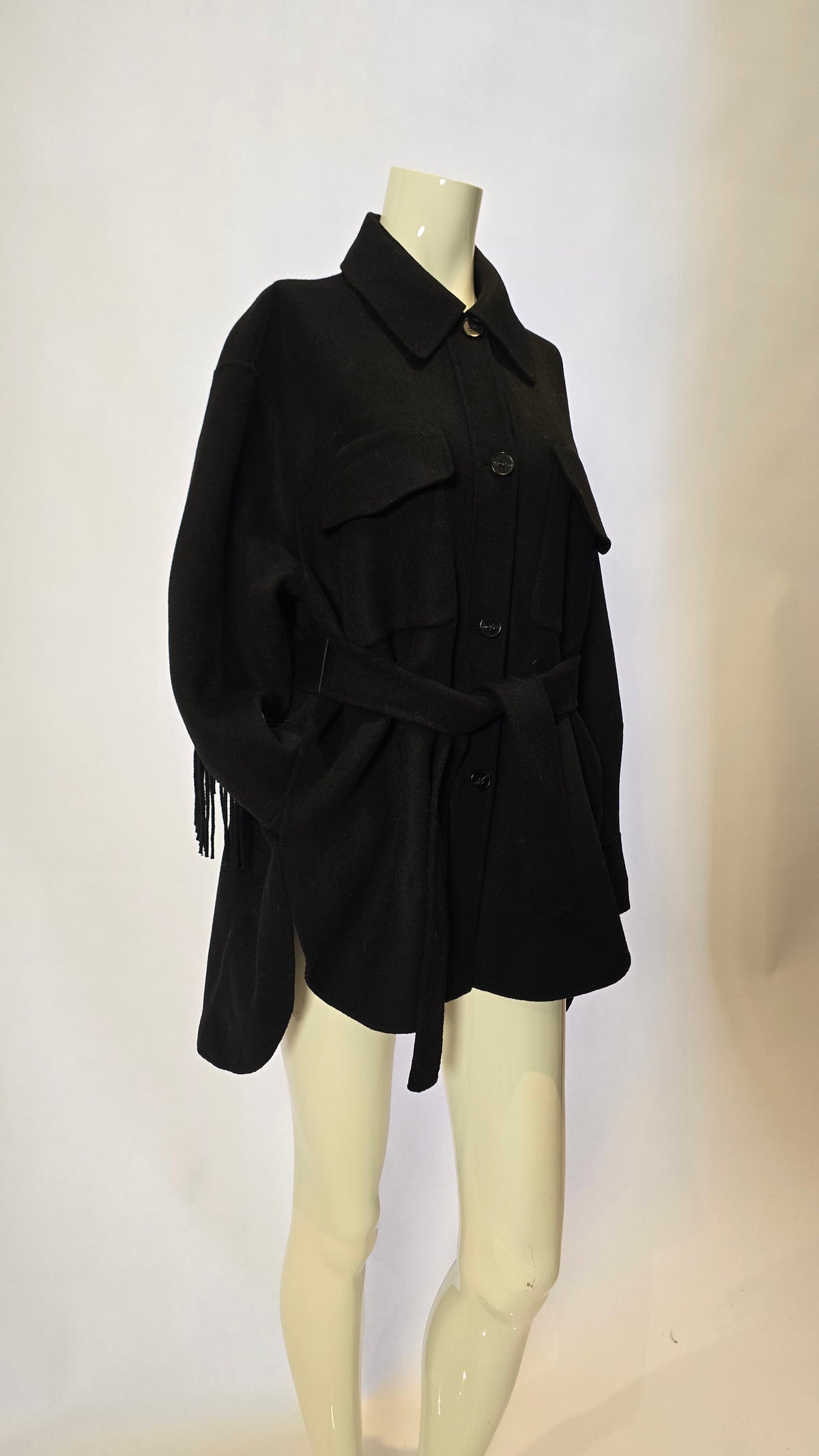 Modische maje Jacke von Labelstorys, detailreiche Nähte und stylischer Schnitt, auf einem Kleiderbügel displayt.