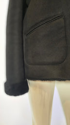 Dunkelgraue BELSTAFF Jacke von Labelstorys mit Reißverschluss und Taschen, Nahaufnahme der Textur und Details.