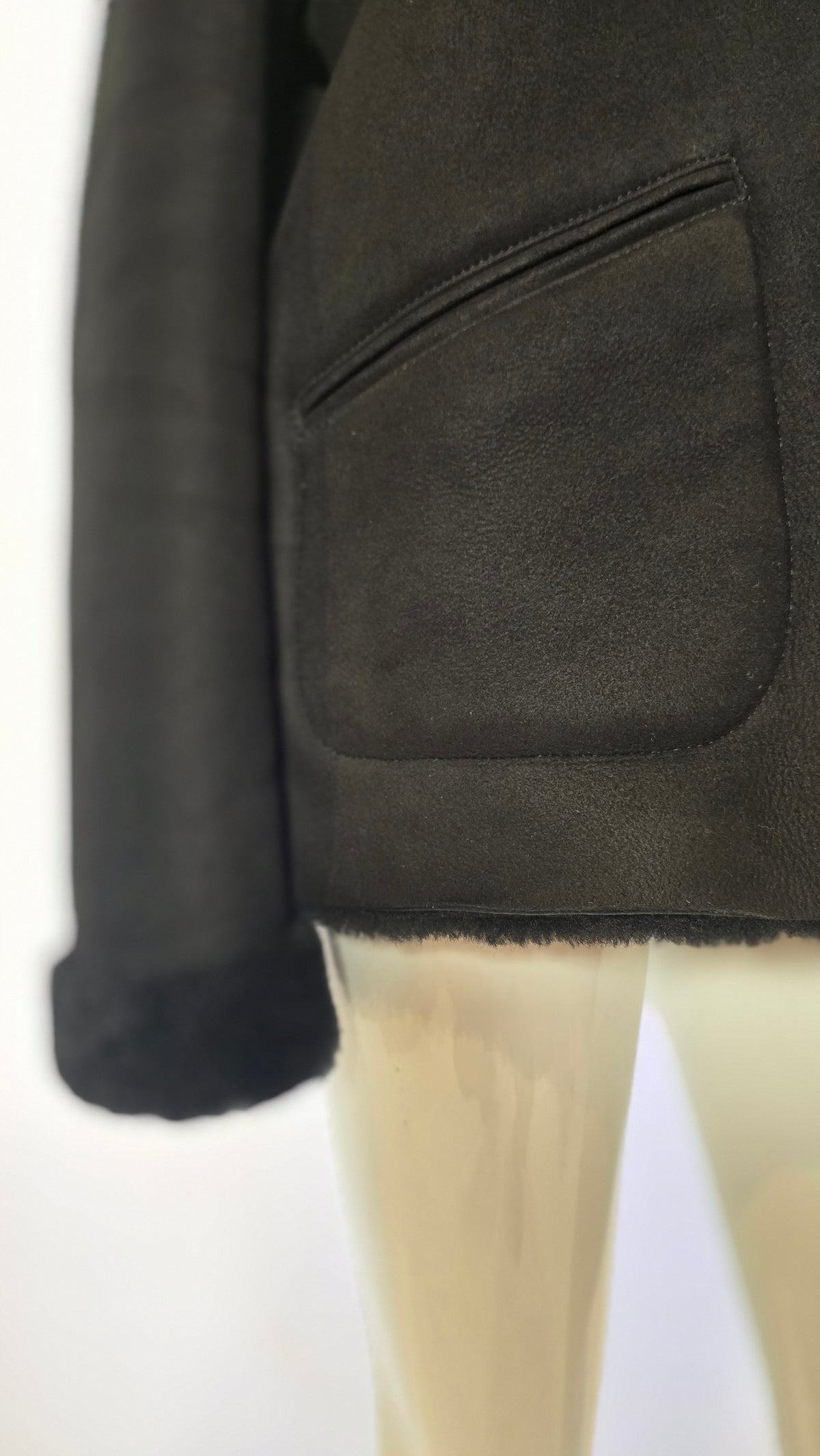 Dunkelgraue BELSTAFF Jacke von Labelstorys mit Reißverschluss und Taschen, Nahaufnahme der Textur und Details.