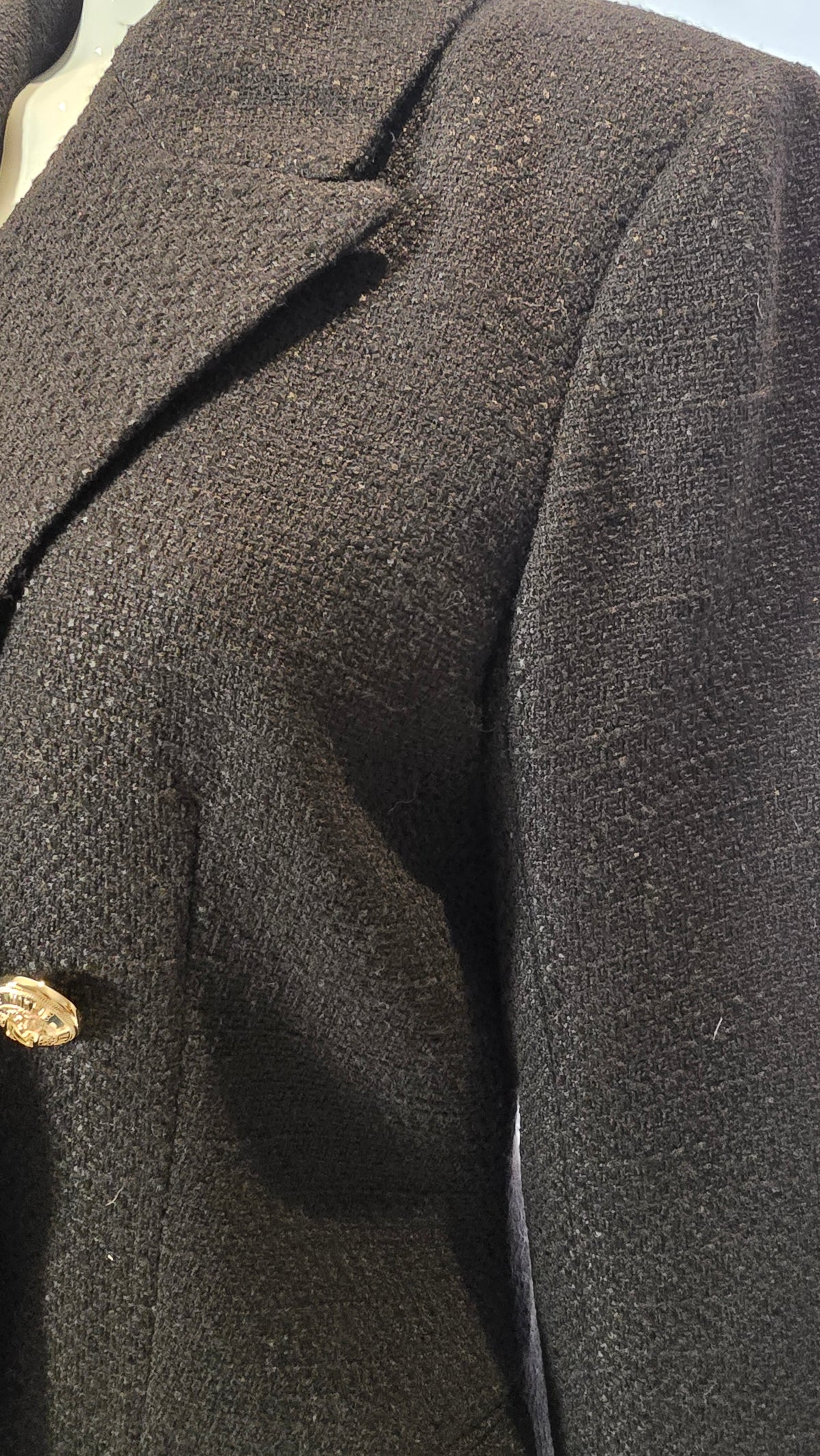 NIKKIE Damenbluse in elegant Design, weiße Baumwollbluse mit Knöpfen und langen Ärmeln, stilvoll für jeden Anlass