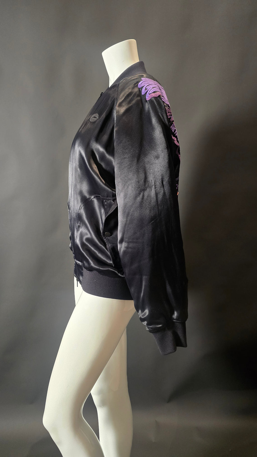 Lala Berlin Blouson in Schwarz mit lila Stickmustern, Gr. XS, aus weichem Material, modisches Damenjacke-Design.