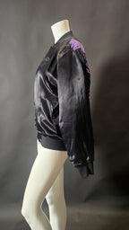 Lala Berlin Blouson in Schwarz mit lila Stickmustern, Gr. XS, aus weichem Material, modisches Damenjacke-Design.