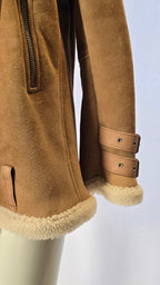 Dunkelblaue Dondup Jeans von Labelstorys, Passform und Details sichtbar, aus Baumwolle gefertigt, casual Style.