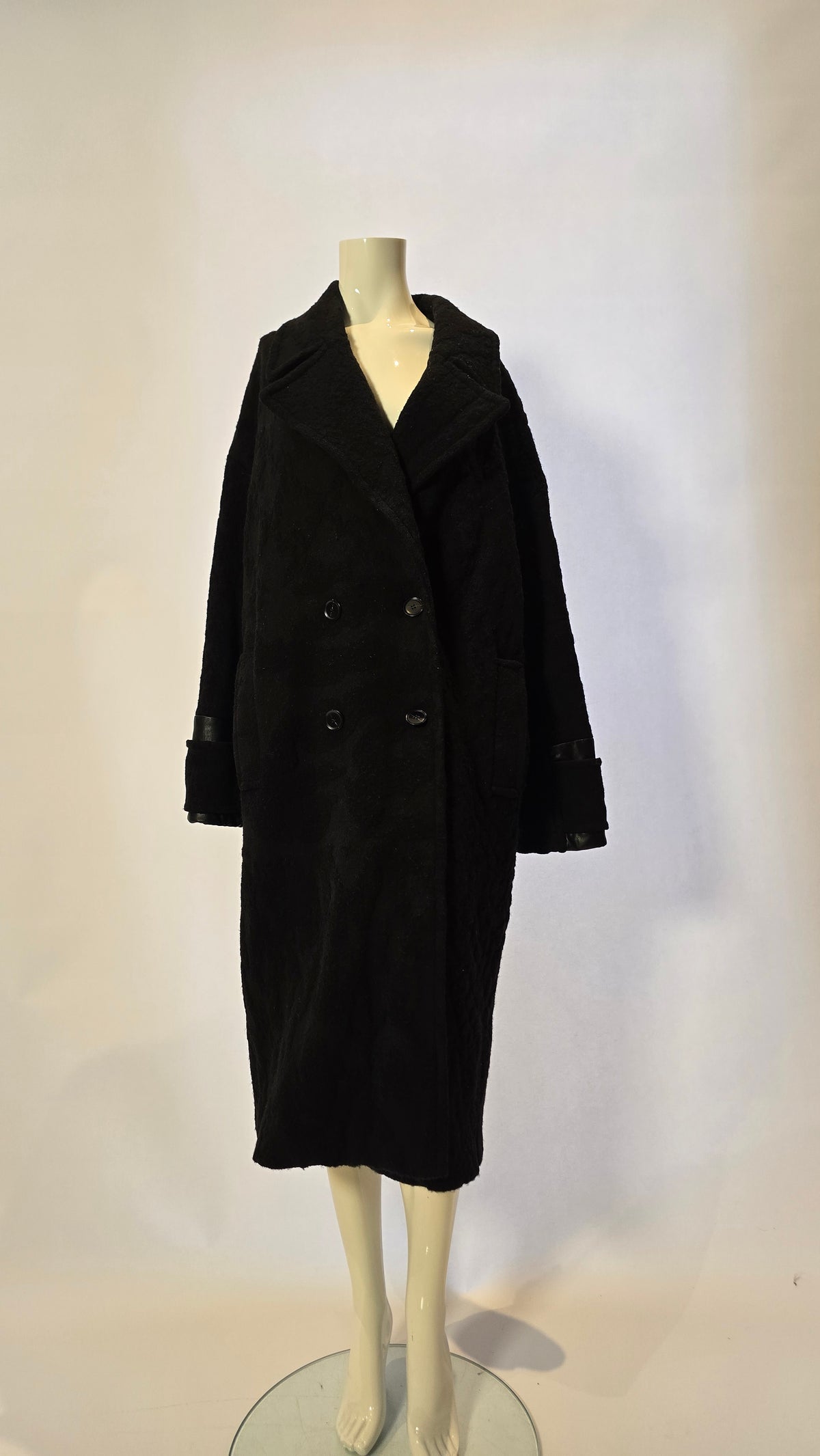 Lala Berlin Modejacke von Labelstorys, detailreiche Stoffstruktur und modischer Schnitt, auf einem Kleiderbügel präsentiert.