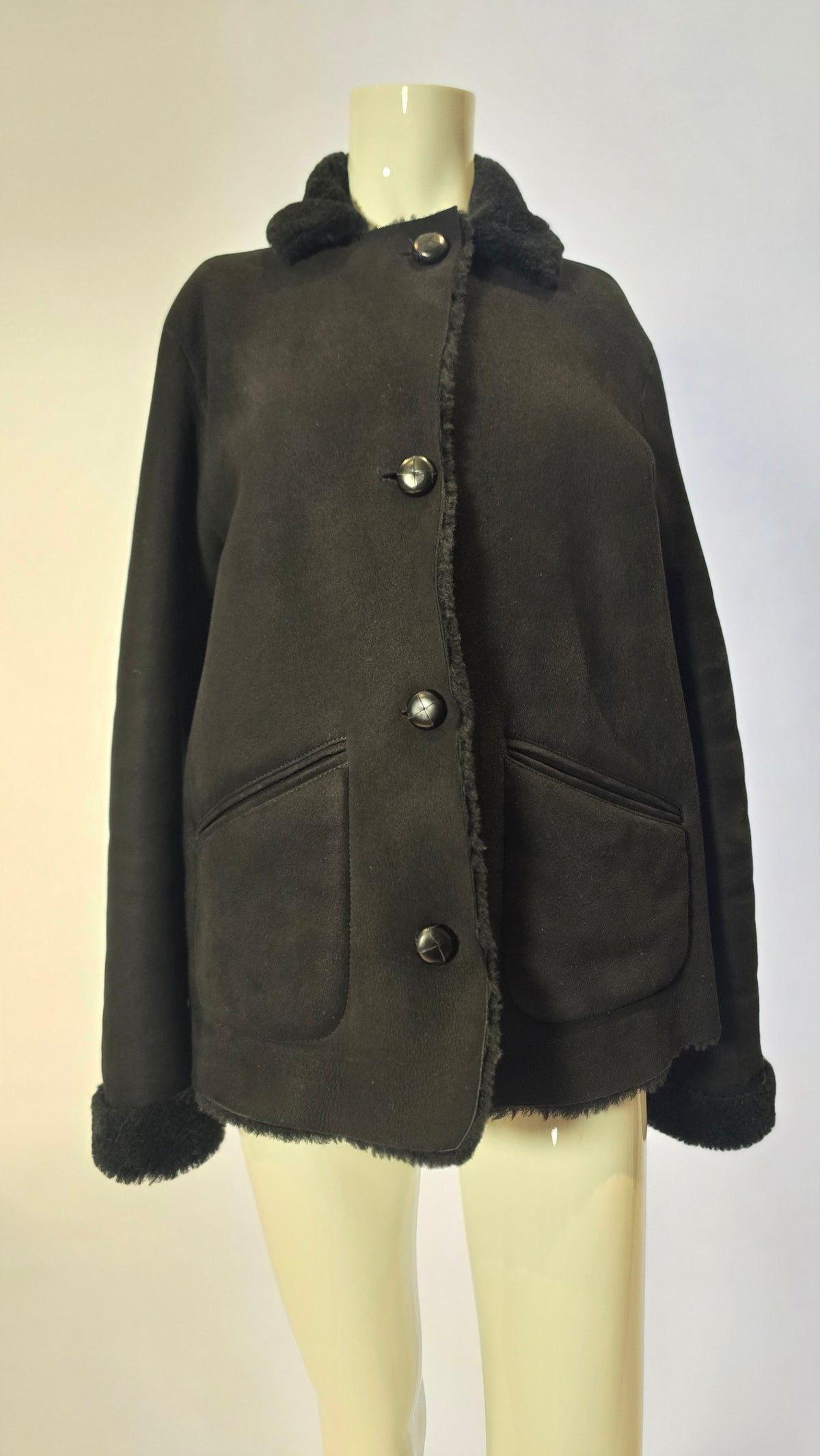 Dunkelbraune Lederjacke von BELSTAFF, Labelstorys, mit Reißverschlüssen und klassischen Details, auf einem weißen Hintergrund.