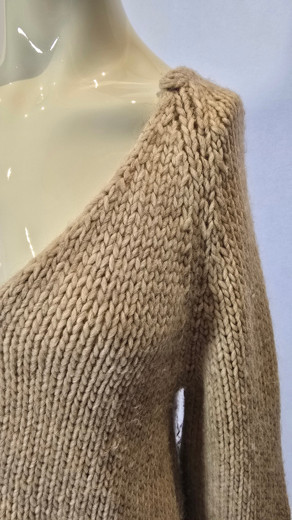 Dunkelblaue Dondup Jeans von Labelstorys, schmal geschnitten, mit Jeansstoff und klassischen Nähte, auf einem Kleiderbügel präsentiert
