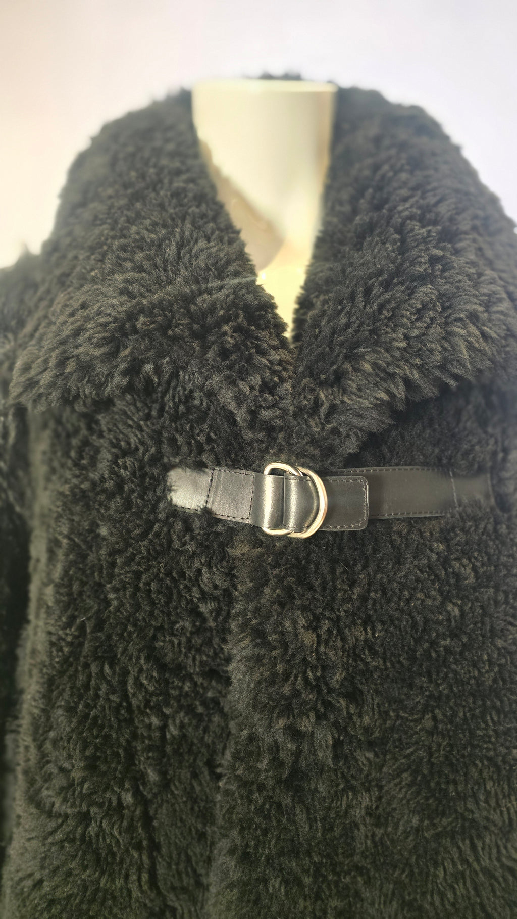 Modischer Iro Paris Blazer von Labelstorys, dunkelblau mit Knöpfen und Revers, auf einem weißen Hintergrund.