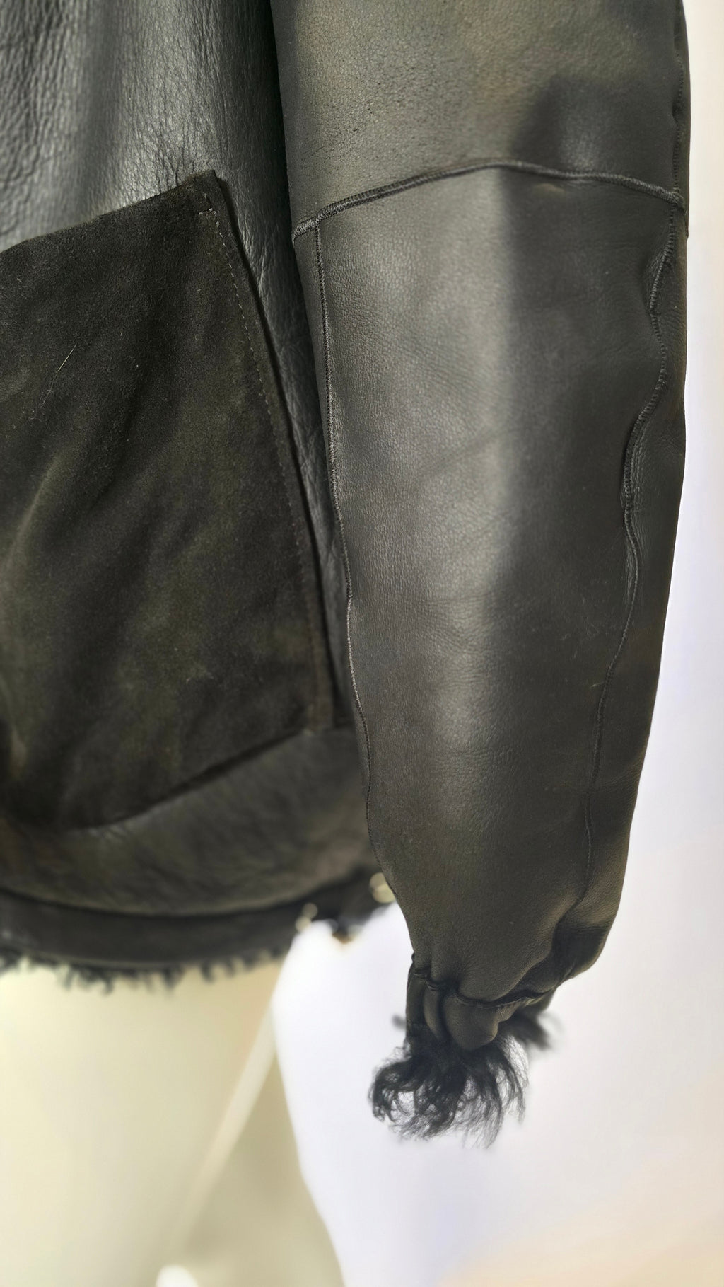 Modischer Iro Paris Blazer von Labelstorys, dunkelblau, mit Reverskragen und Knöpfen, auf Bügel aufgehängt.