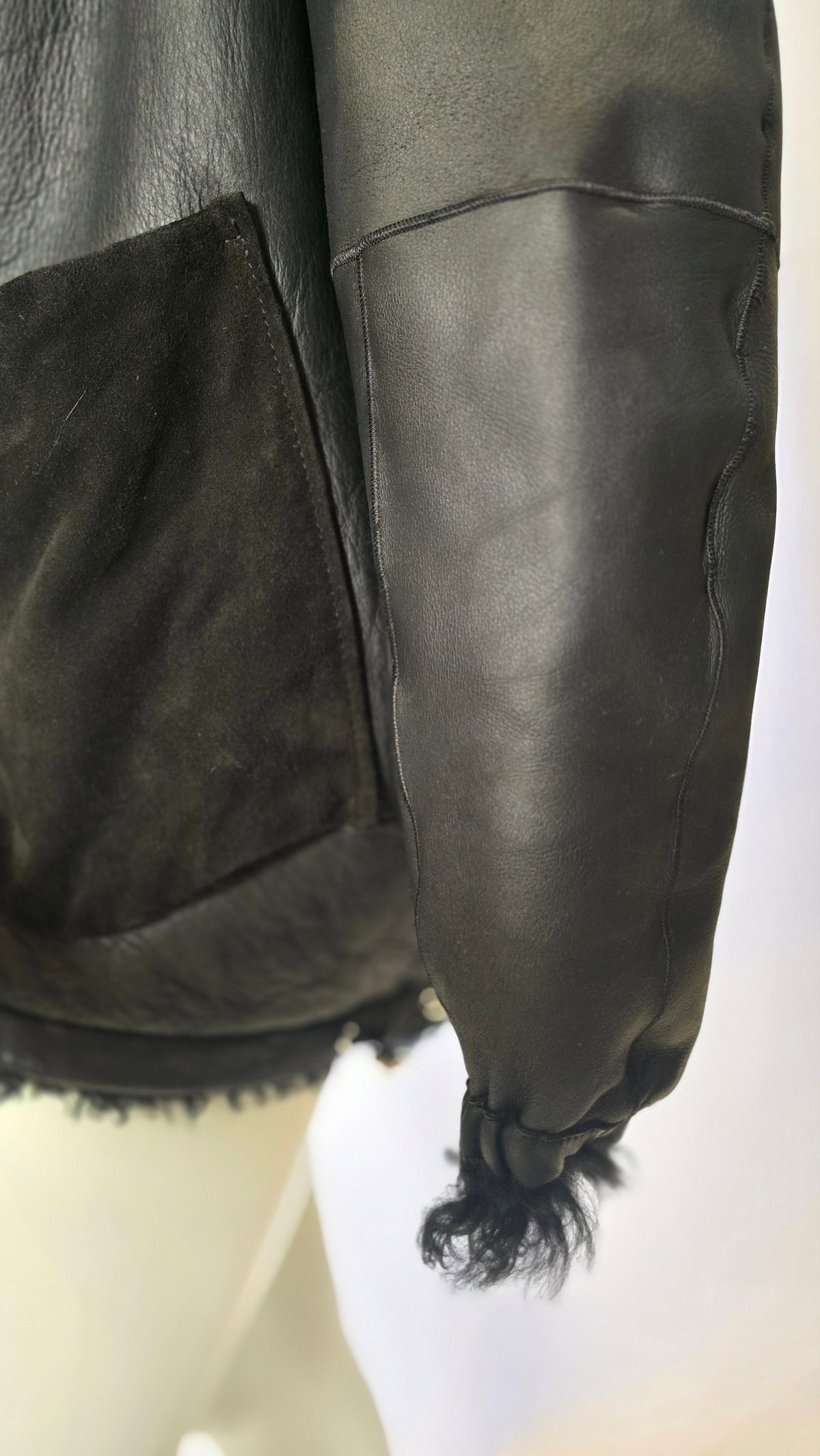 Modischer Iro Paris Blazer von Labelstorys, dunkelblau, mit Reverskragen und Knöpfen, auf Bügel aufgehängt.